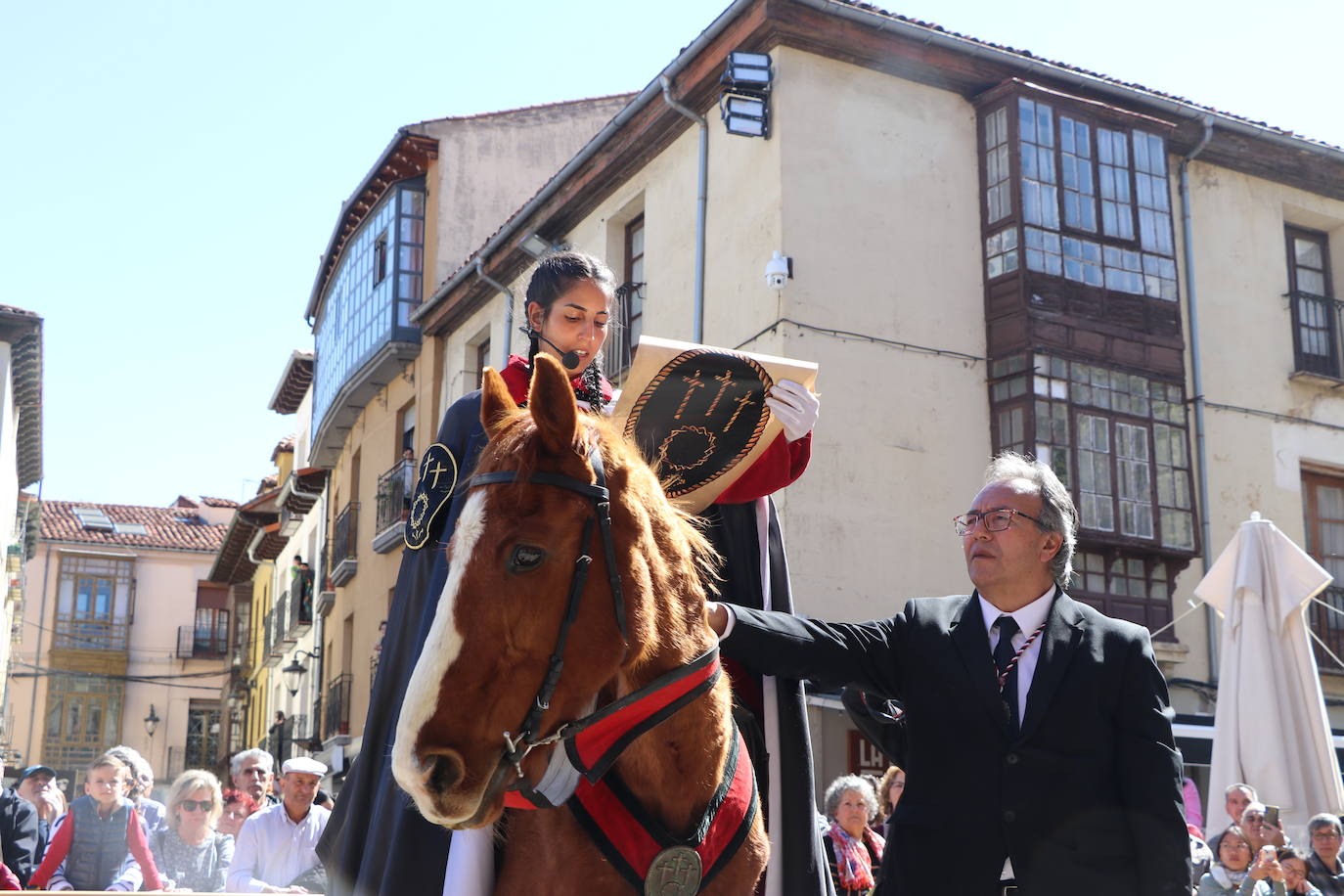 León escucha el pregón de las Siete Palabras