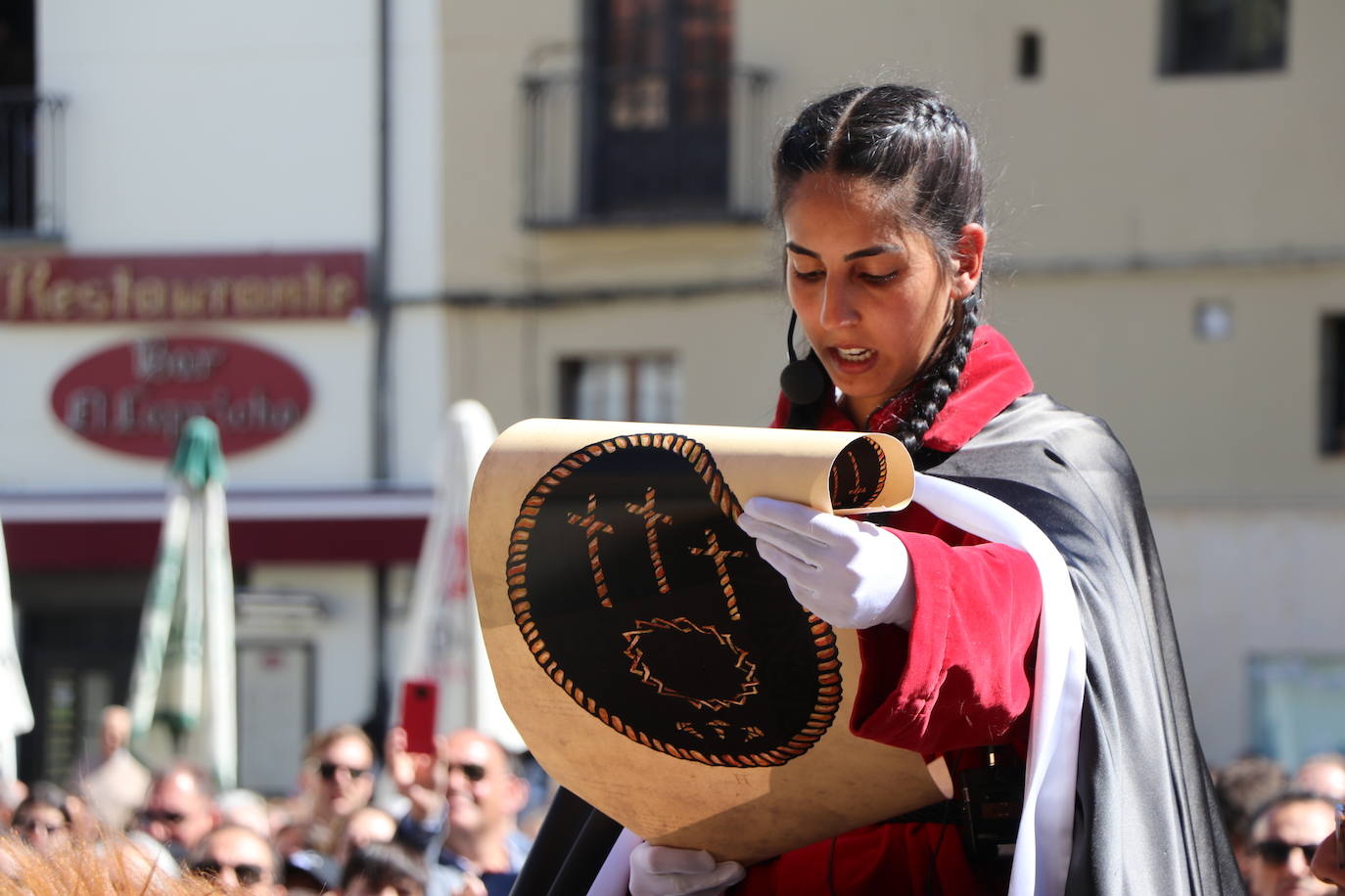 León escucha el pregón de las Siete Palabras