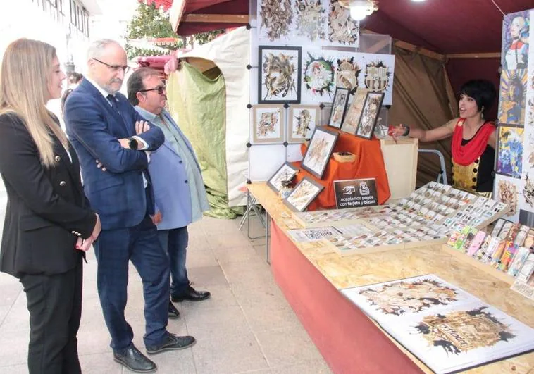 Olegario Ramón visita el mercado romano de Ponferrada.