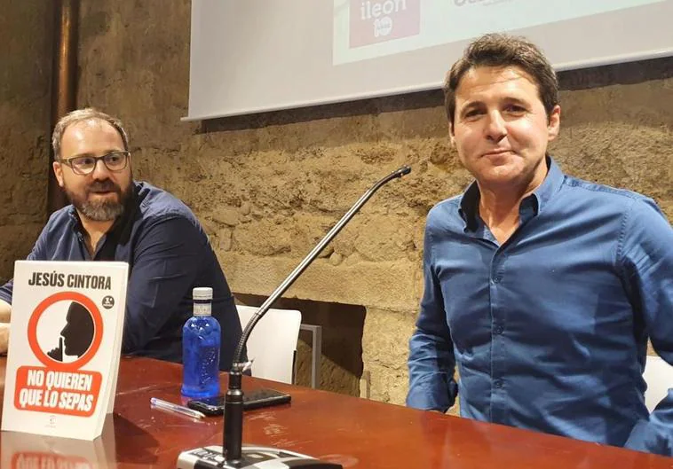 El periodista Jesús Cintora en la presentación del libro en la capital leonesa.