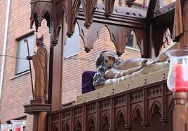 El Santo Sepulcro, obra de Jacinto Higueras, acogía en su interior el cuerpo sin vida de Cristo.