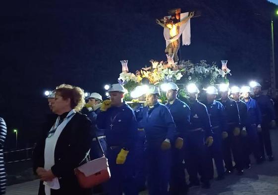 La luz del candil marca el paso del Cristo de los Mineros