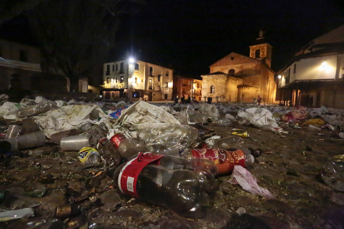 Restos del macrobotellón por la celebración de Genarín