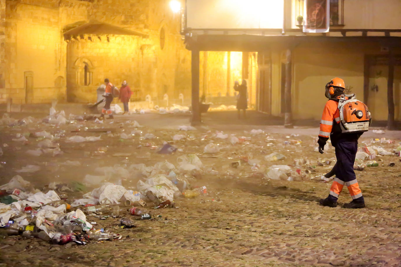 Restos del macrobotellón por la celebración de Genarín