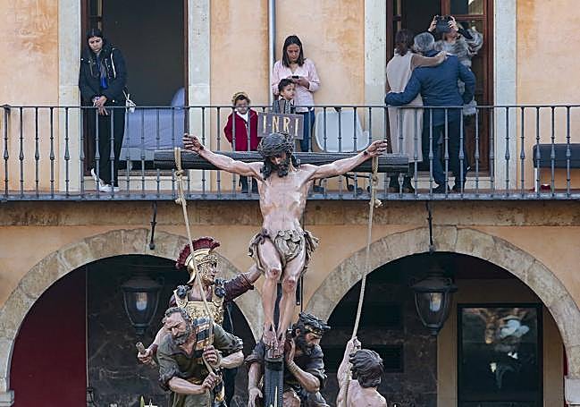 Una familia se hace un 'selfie' mientras pasa la imagen de la Exaltación.