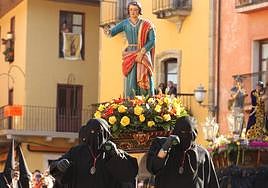 Los cofrades alcanzan, con el paso de San Juanín, la plaza de la Encina.