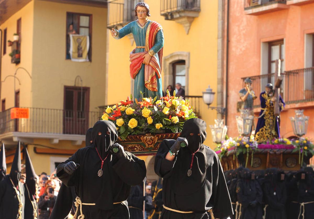 Los cofrades alcanzan, con el paso de San Juanín, la plaza de la Encina.