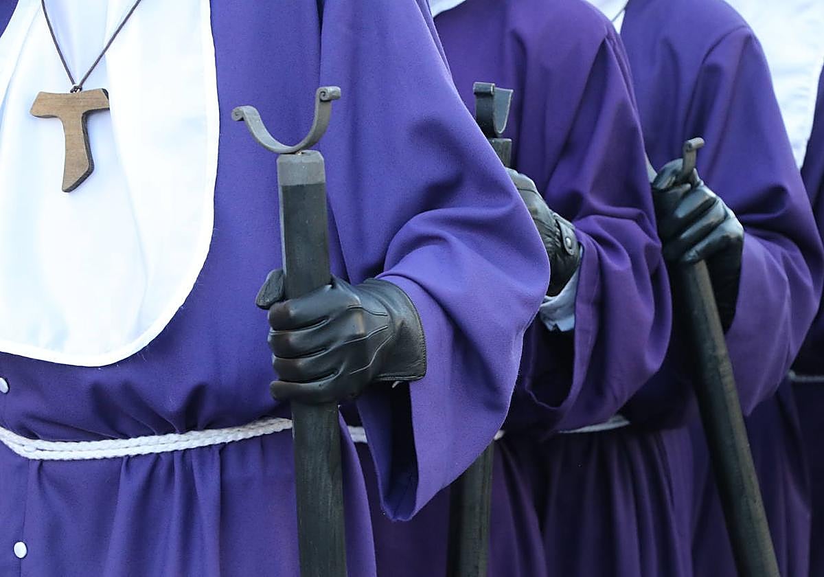 Varios cofrades de la Cofradía del Santísimo Cristo de la Expiración y del Silencio durante la procesión del Dainos.