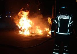 Los bomberos acuden al lugar del incendio tras la llamada.