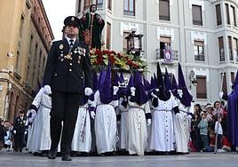 El paso de San Juan en la procesión de la Soledad en este Sábado Santo.