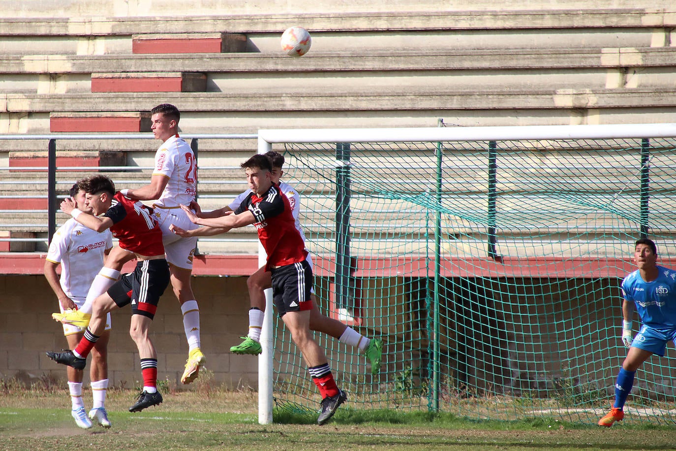 Júpiter-Mirandés B en el Área Deportiva de Puente Castro