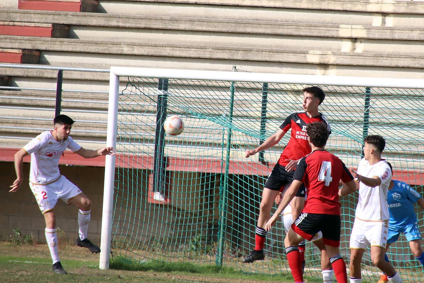 Júpiter-Mirandés B en el Área Deportiva de Puente Castro