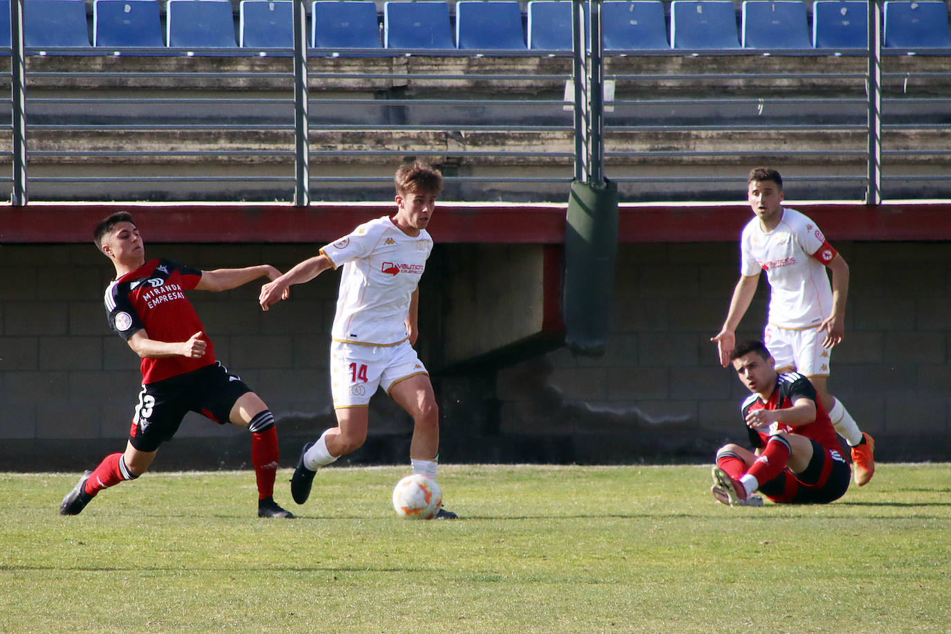 Júpiter-Mirandés B en el Área Deportiva de Puente Castro