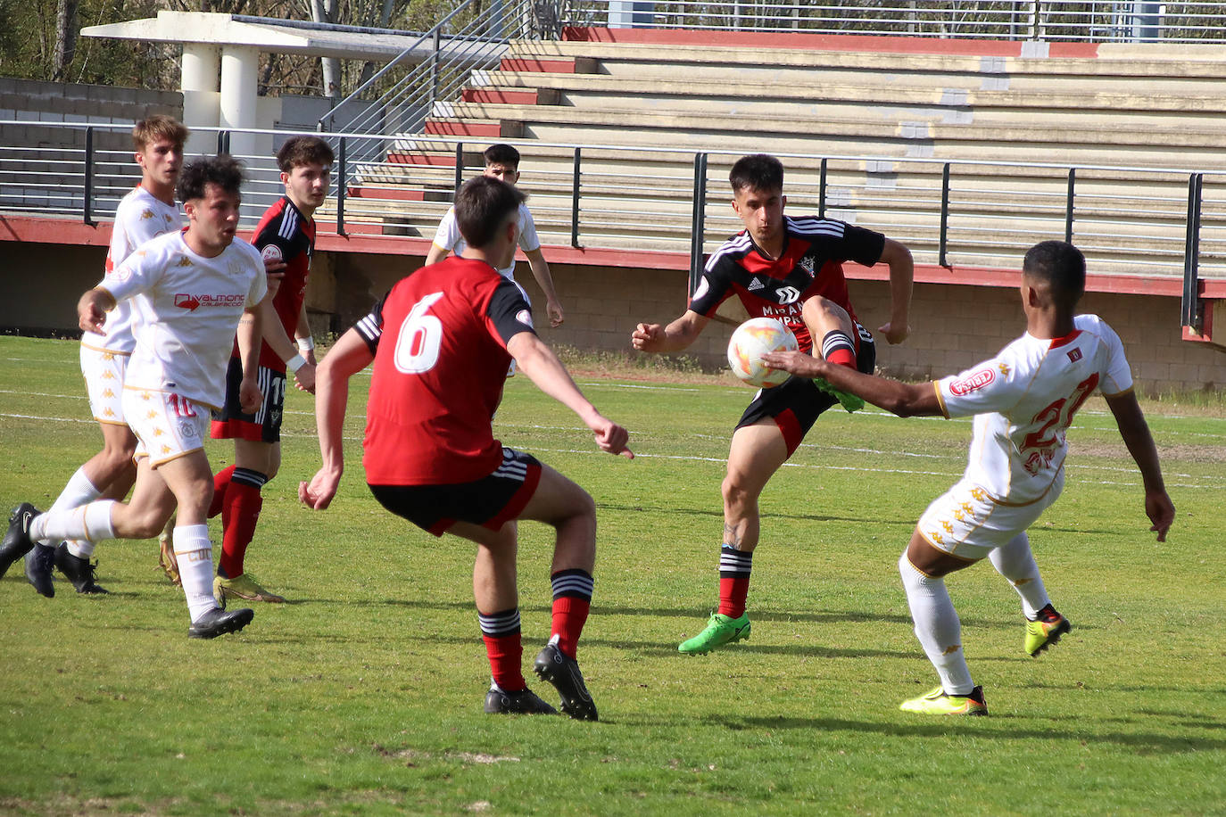 Júpiter-Mirandés B en el Área Deportiva de Puente Castro