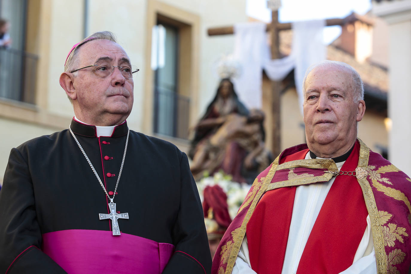 Procesión del Santo Entierro de León bajo la mirada de Campillo