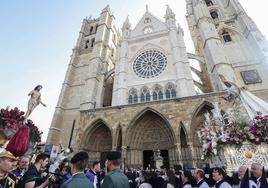 Acto de El Encuentro en el transcurso de la Procesión de El Encuentro, organizada por la Real Hermandad Jesús Divino Obrero con el que se cierra la Semana Santa de León