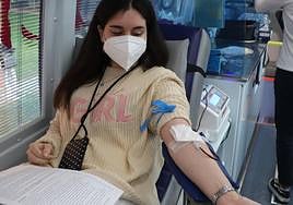 Una estudiante de la Universidad de León realiza una donación en la unidad móvil del centro de donantes de Castilla y León.