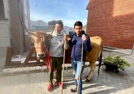 Baldo López junto a su pareja y una de sus vacas emprenden el camino hacia León.