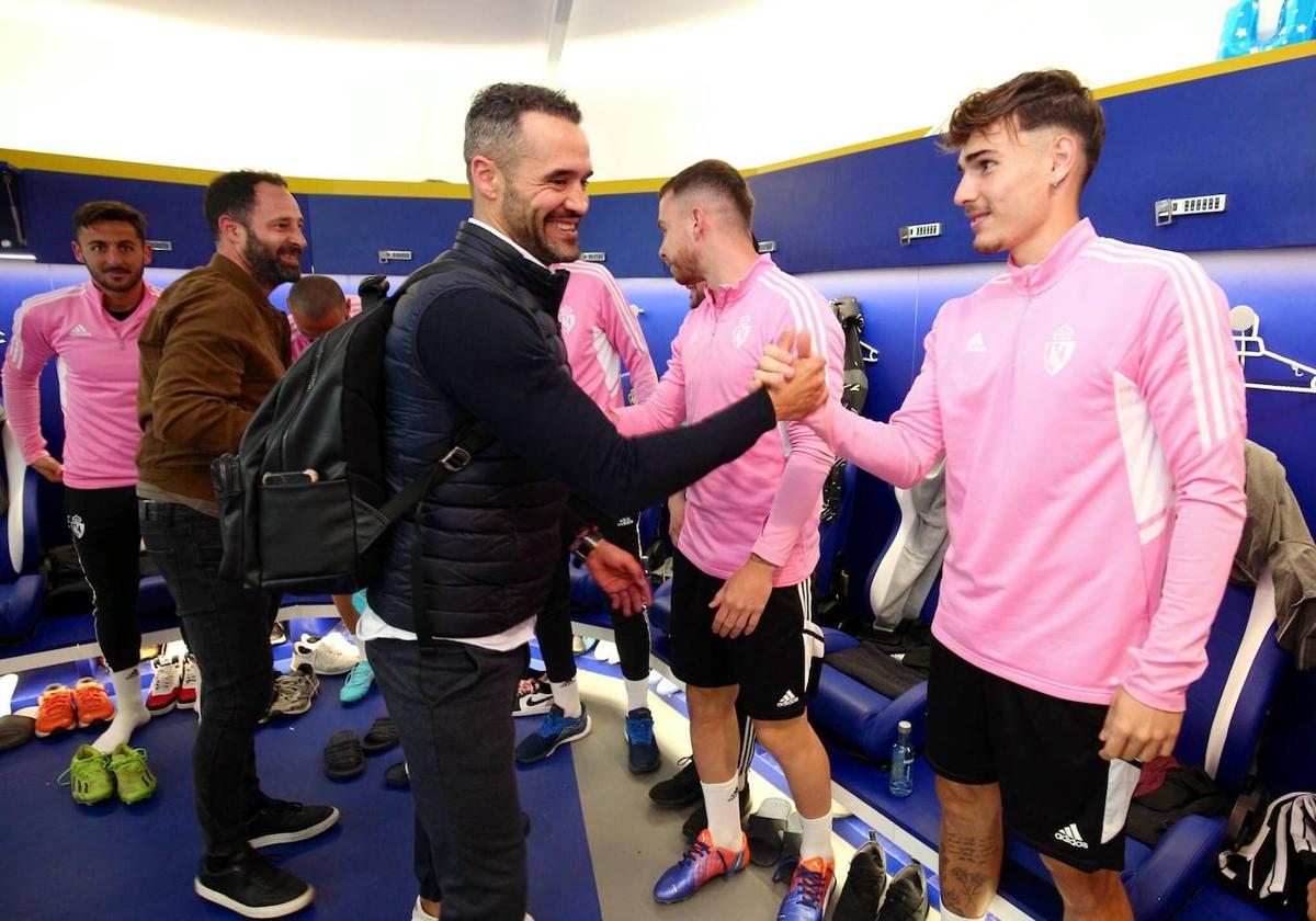 Juanfran saluda a sus jugadores en el vestuario de El Toralín.