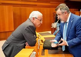El consejero de Cultura y Turismo, Gonzalo Santonja, conversa con el procurador socialista José Ignacio Martín durante el Pleno de las Cortes de Castilla y León.