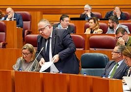 El consejero de Sanidad, Alejandro Vázquez, durante el pleno de las Cortes.
