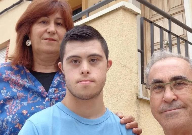Rubén Calleja Loma, que acaba de cumplir los 21 años, con su padre, Alejandro, y su madre, Lucía, en su casa de León.