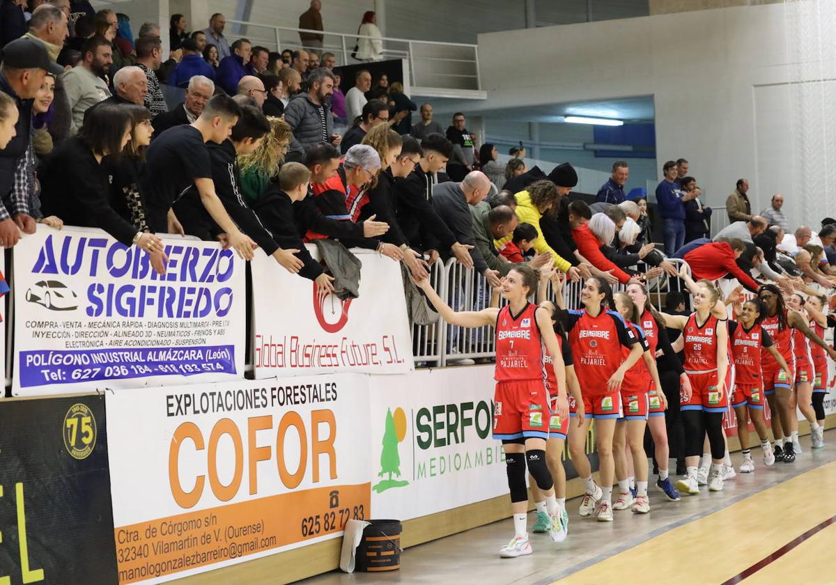 Las jugadoras del Embutidos Pajariel Bembibre saludan a su afición en el Bembibre Arena.