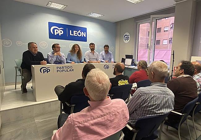 Ester Muñoz preside los cursos de formación a los candidatos a las elecciones municipales del 28M.