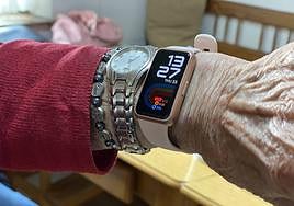 El reloj inteligente va midiendo las constantes vitales de la persona.