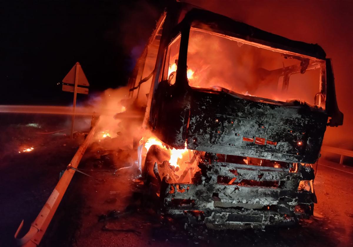 Un camión completamente calcinado tras incendiarse en la N-120 a la altura de San Miguel del Camino