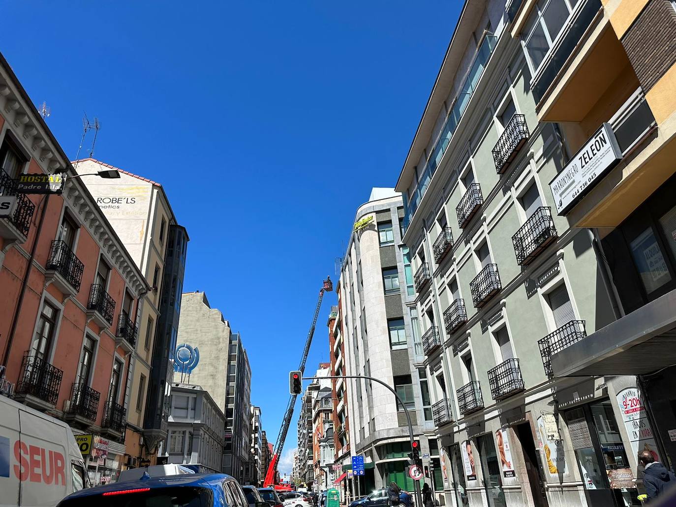 Los Bomberos intervienen en un desprendimiento en el edificio de Telefónica