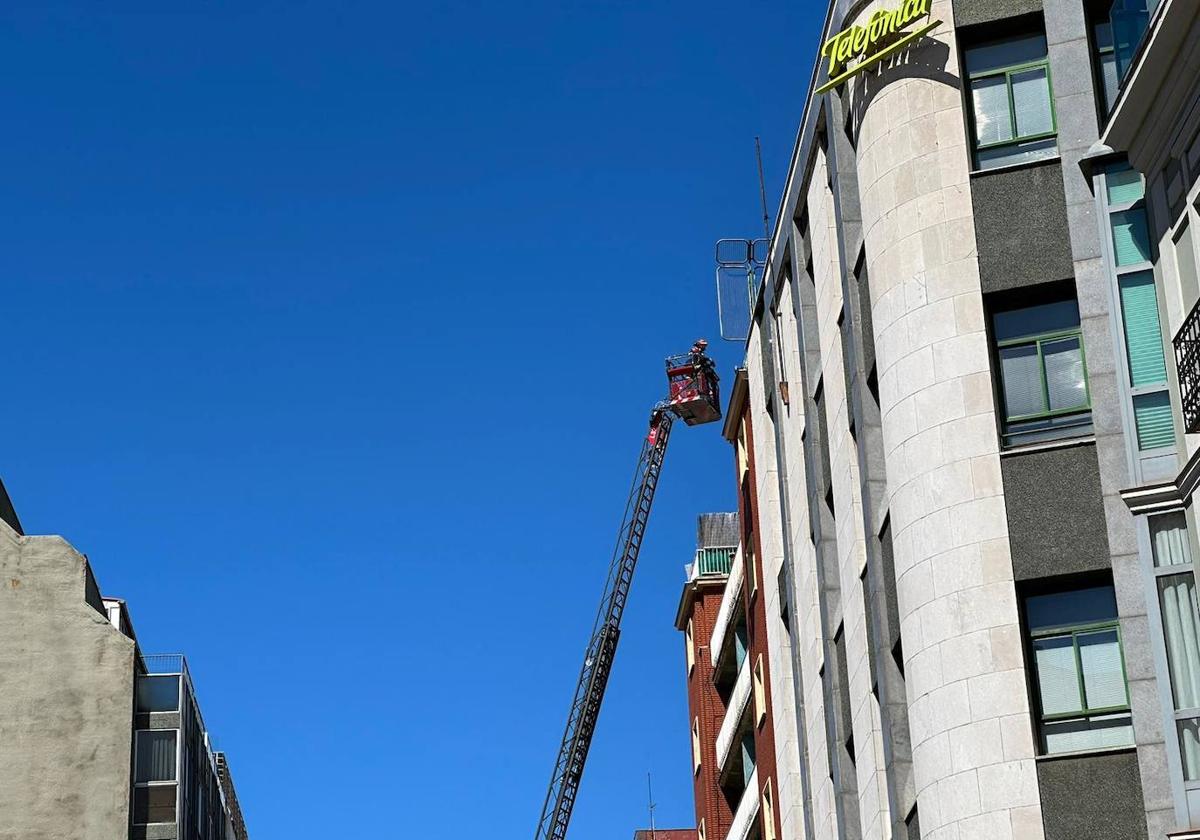 Los bomberos intervienen en la azotea del edificio de Telefónica.