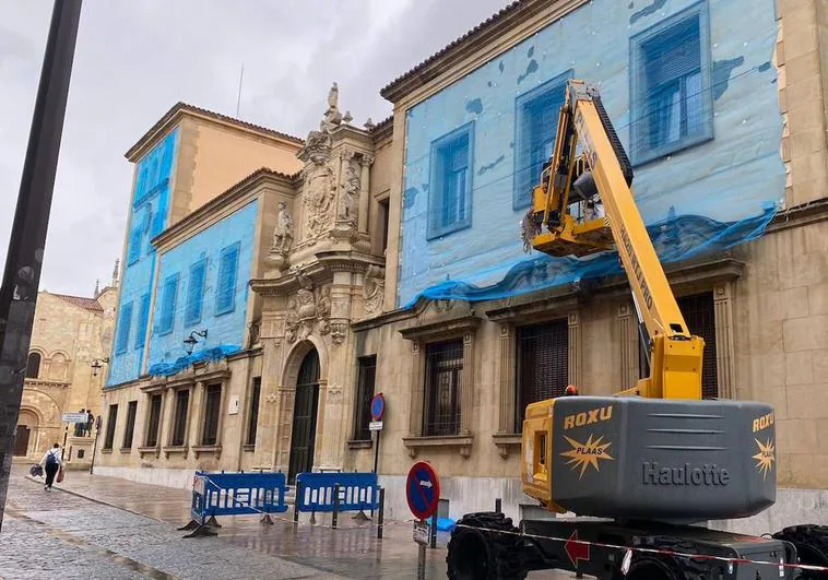 Colocación de la malla azul para el inicio de la rehabilitación de la fachada.