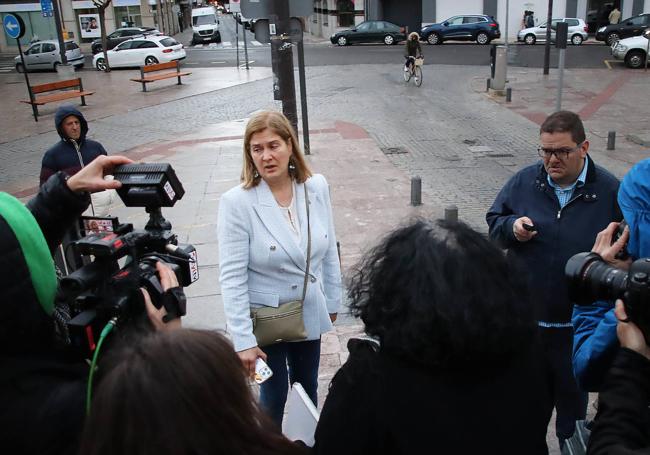 Margarita Torre frente a la prensa.