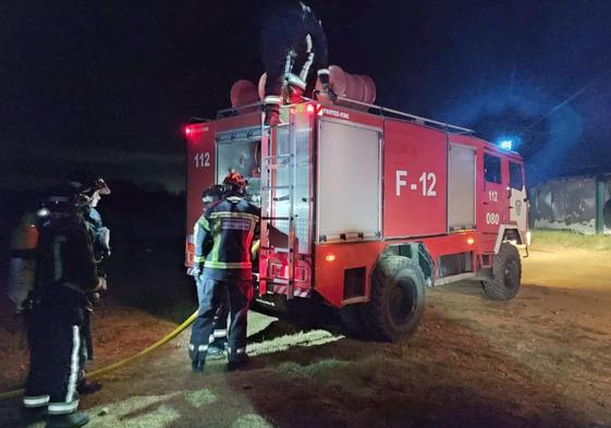 Un aparatoso incencio calcina más de 100.000 pollos en una granja de Villanueva del Carnero. Una de las naves quedó totalmente calcinada con cuantiosos daños materiales, de los propios animales y maquinaria que se encontraba en el interior.