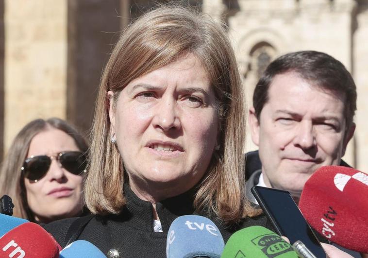 Margarita Torres, junto a Alfonso Fernández Mañueco y Ester Muñoz, en la presentación de su candidatura en León capital.