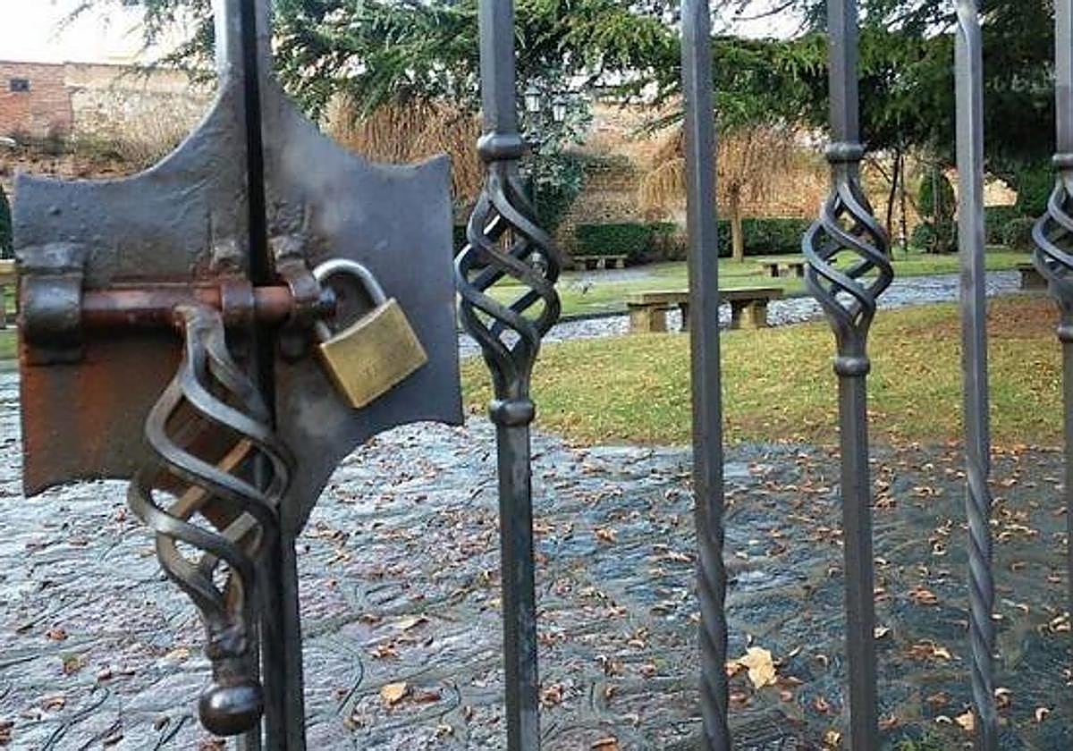 Los parques de León cierran por los fuertes vientos.