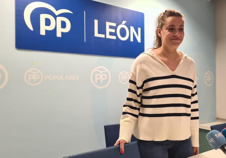 Ester Muñoz, presidenta provincial del PP de León, durante la rueda de prensa en la que también iba a estar presente Margarita Torre, candidata a la alcaldía por el PP.