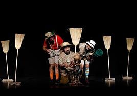 Brama Teatro presenta en Camponaraya el espectáculo familiar 'Vamos a buscar un monstruo'.