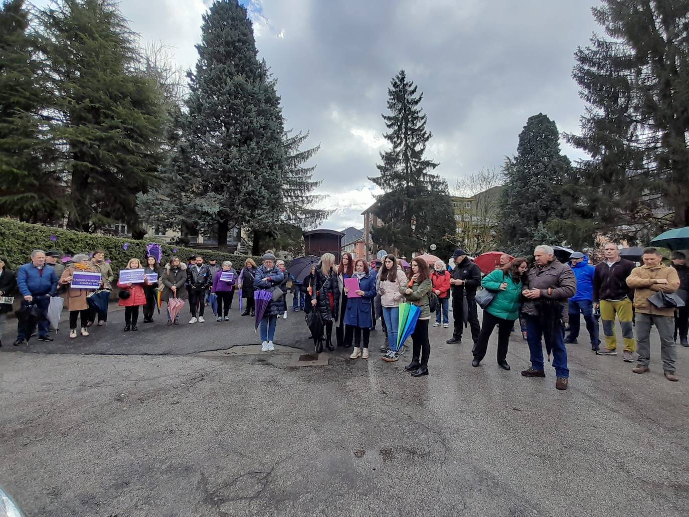 Concentración en apoyo a Raquel Díaz en Villablino