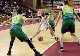 Copes controla el balón cerca de la pintura en el partido en el Placio de los Deportes ante el Basket Xiria.