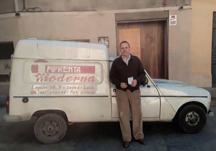 Fotografía de Fernando Chamorro en 2005, con su antigua Renault, que aún utilizaba para el reparto.