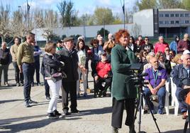 Vecinos y familiares acuden al acto de recuerdo a las víctimas de la represión franquista en SAn Andrés.