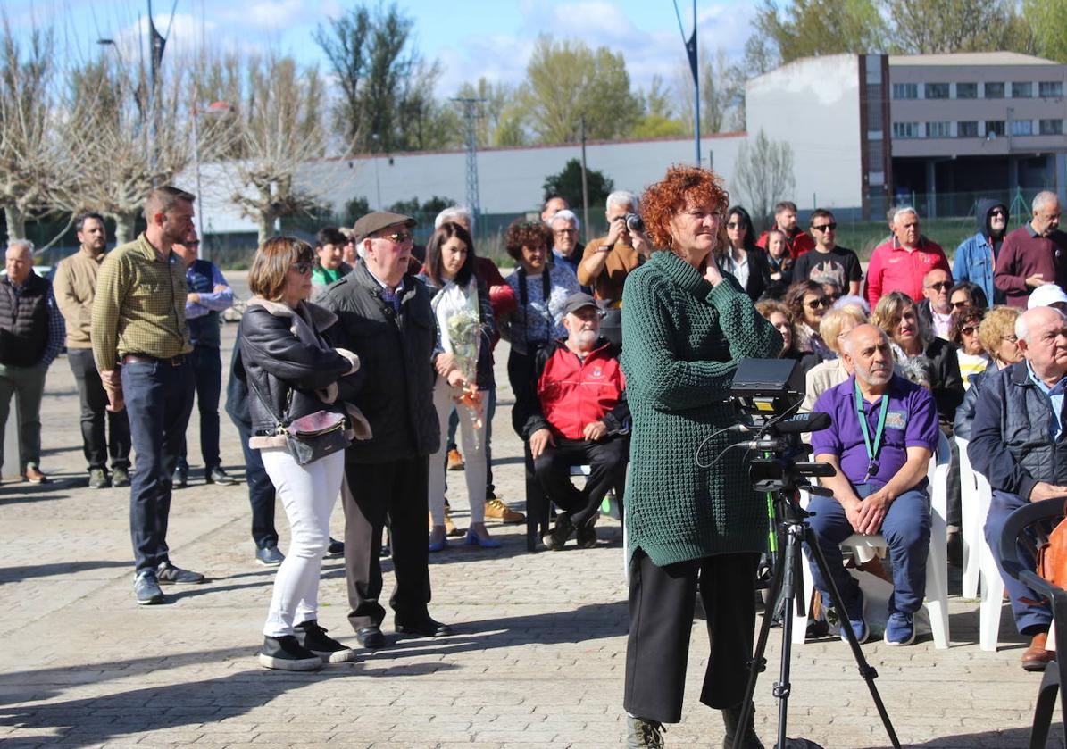 Vecinos y familiares acuden al acto de recuerdo a las víctimas de la represión franquista en SAn Andrés.