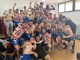 Los jugadores del Atlético Bembibre celebran la permanencia.