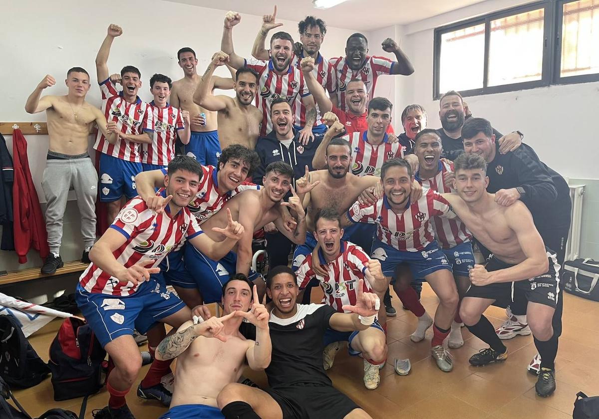 Los jugadores del Atlético Bembibre celebran la permanencia.