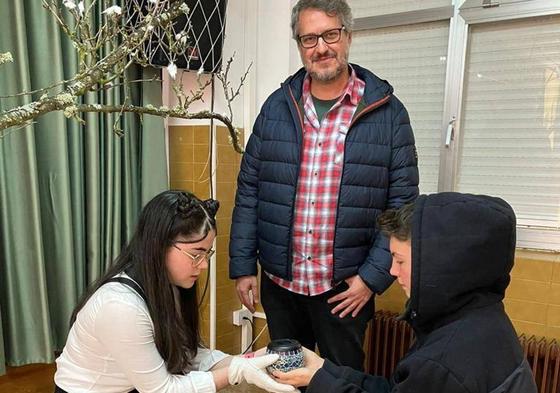 Rafael Salmerón en su visita al centro escolar.