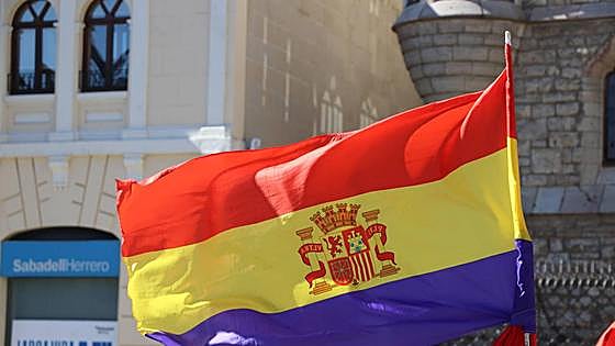 Una treintena de personas se manifiesta en pro de república
