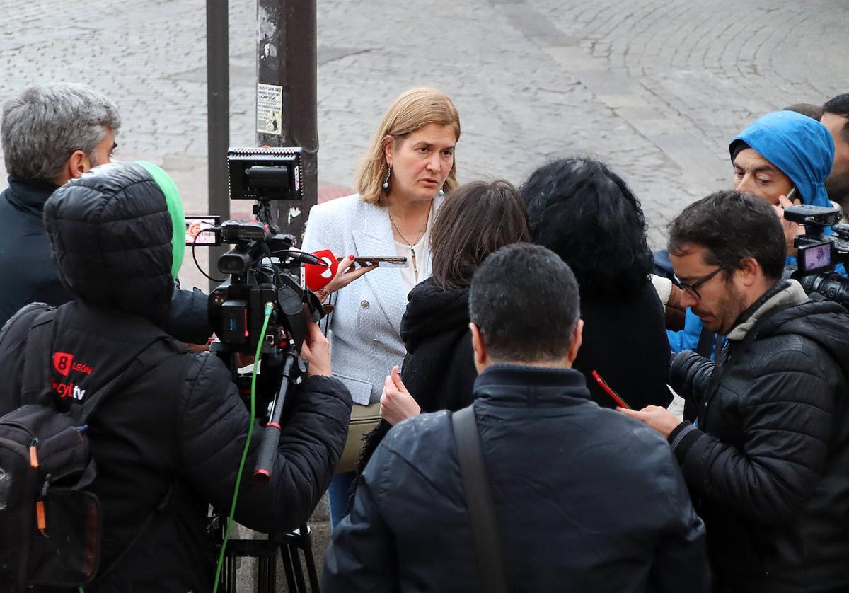 Margarita Torre explica a la prensa que no podrá atenderles en el primer de los dos desplantes a los medios en las últimas horas.