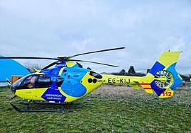 Helicóptero como el que tuvo que rescatar a la mujer en el accidente.